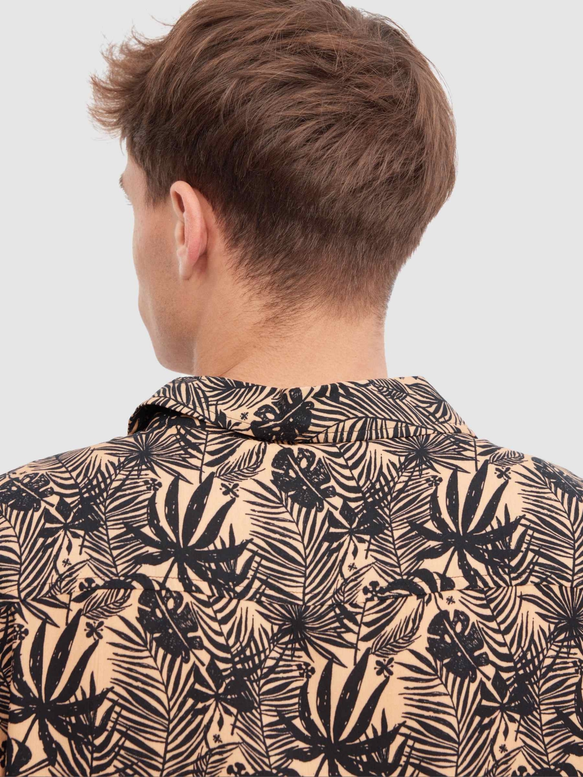 Camisa folhas tropicais bege vista detalhe