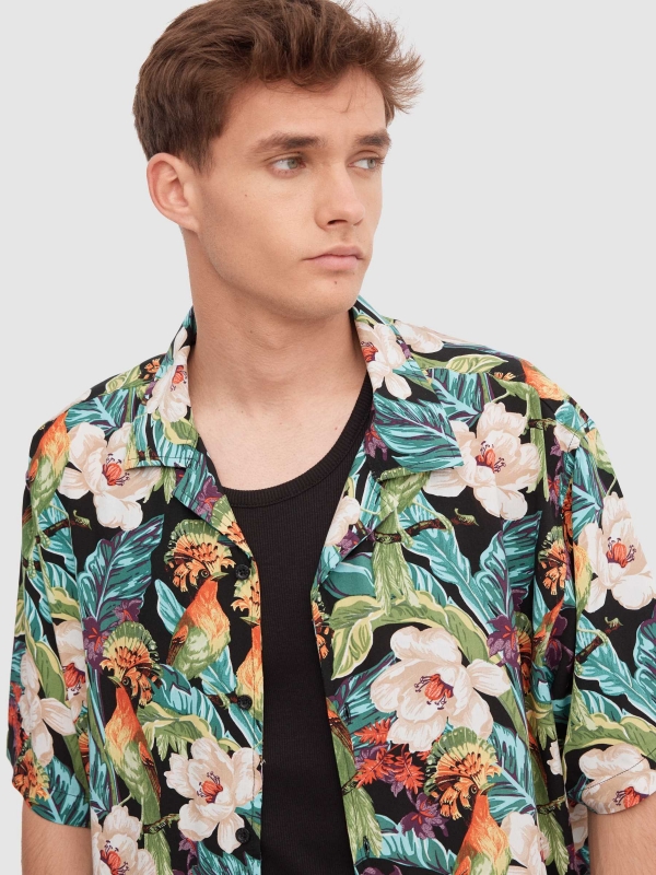 Camisa flores tropicais preto vista detalhe