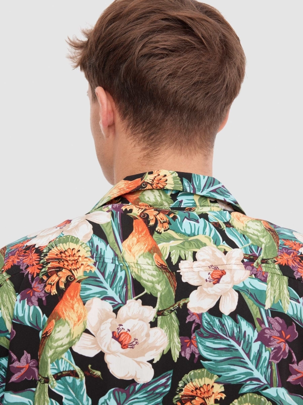 Camisa flores tropicais preto vista detalhe