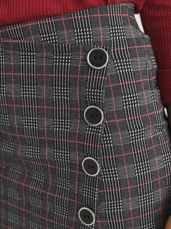 Plaid skort with buttons black detail view
