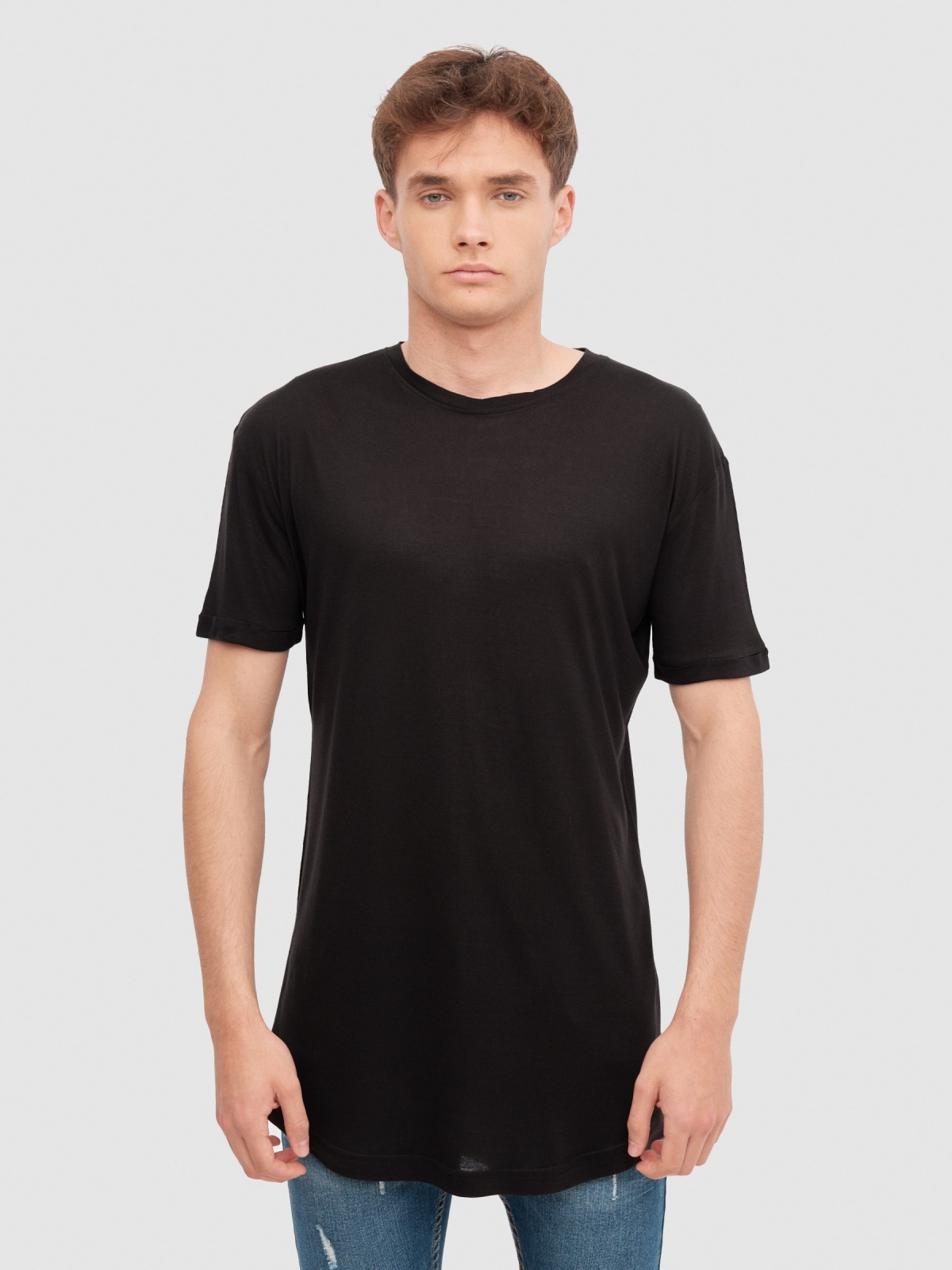T-shirt longa básica preto vista meia frontal