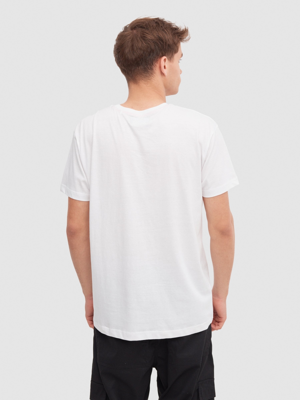 T-shirt de manga curta com caveira branco vista meia traseira