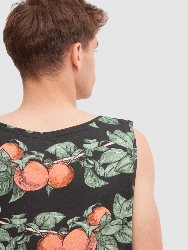 Camiseta de tirantes estampado frutas negro vista detalle