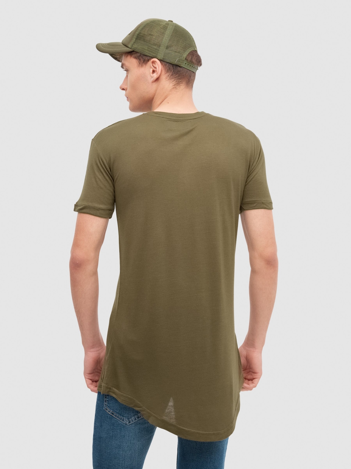 T-shirt longa básica cáqui vista meia traseira