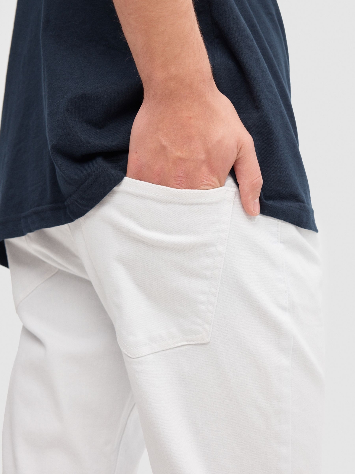 Jeans de cor lisa branco vista detalhe