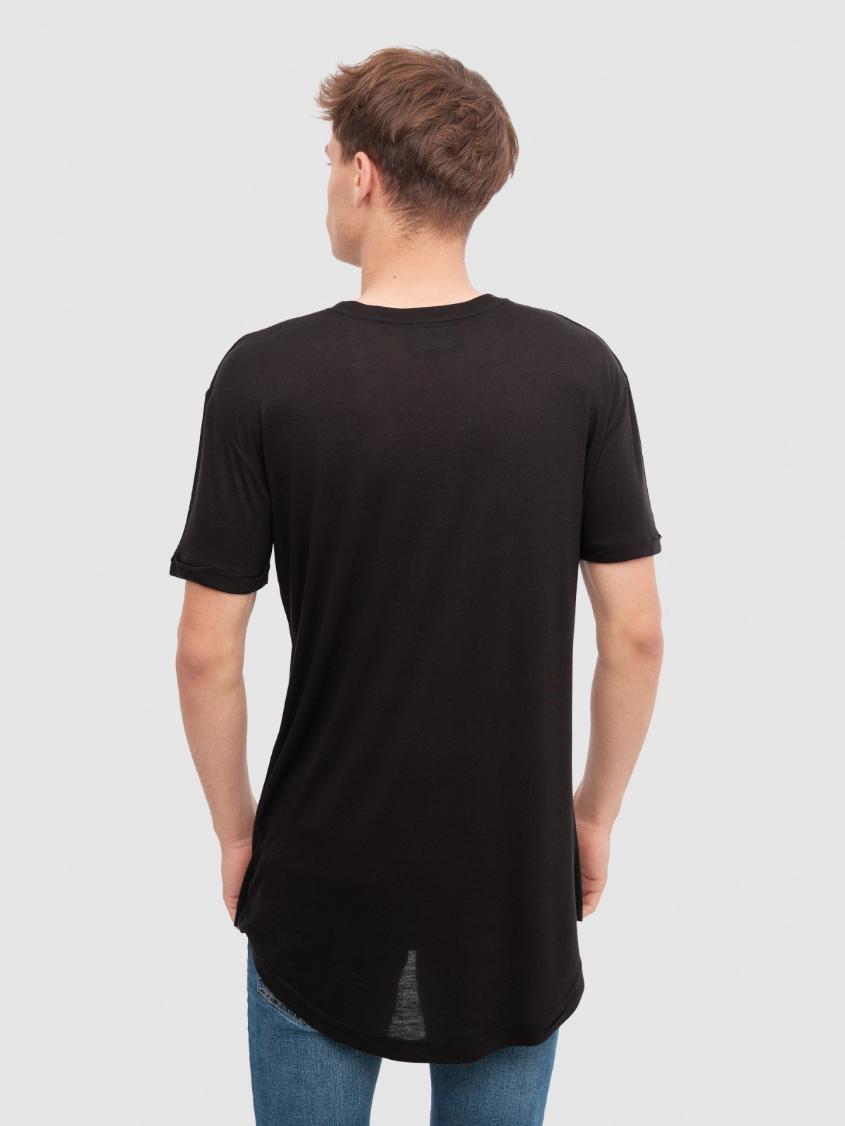 Camiseta larga básica negro vista media trasera