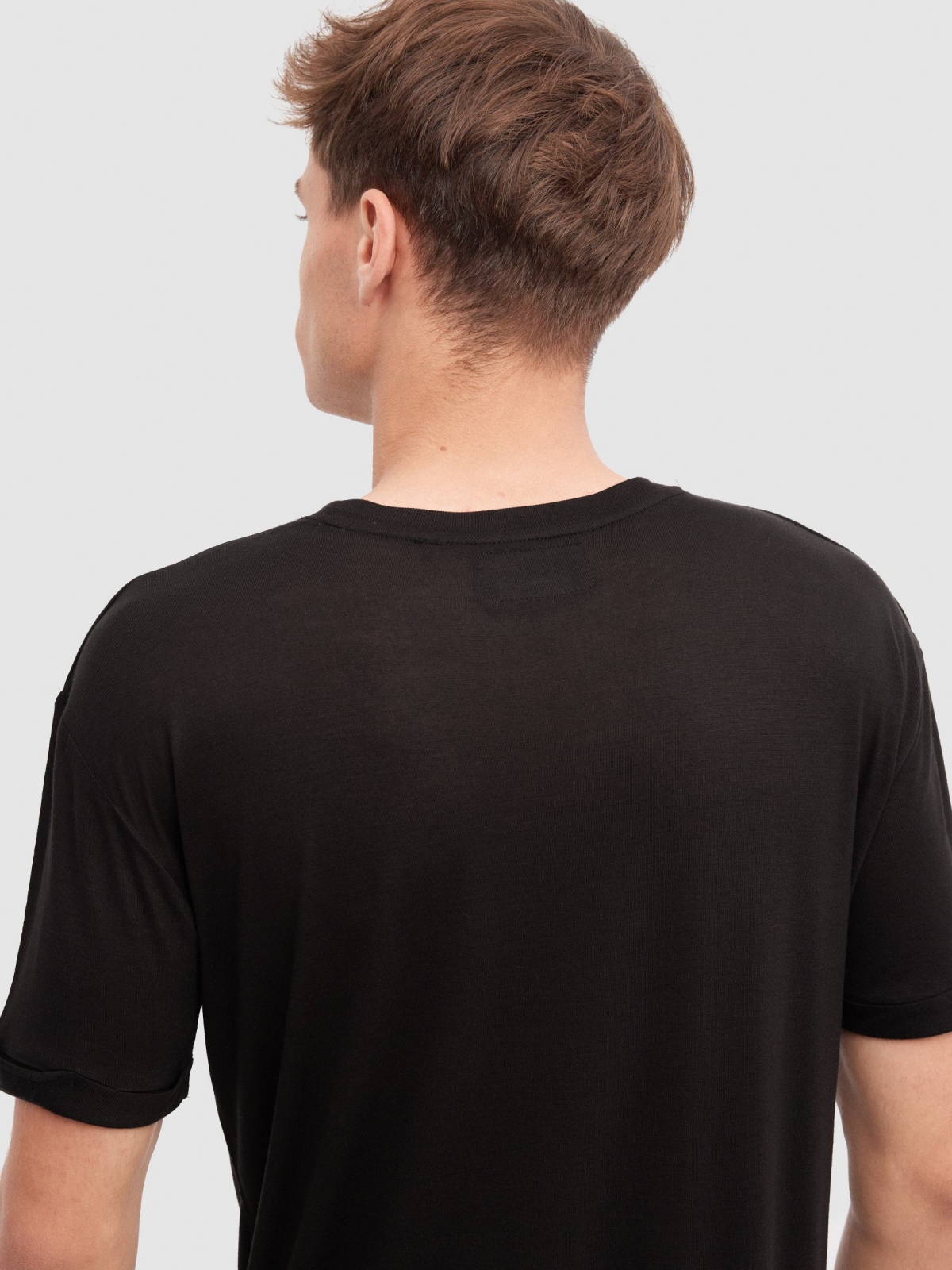 Long basic t-shirt black detail view