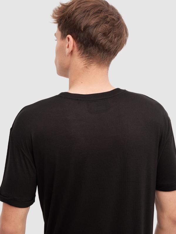 T-shirt longa básica preto vista detalhe