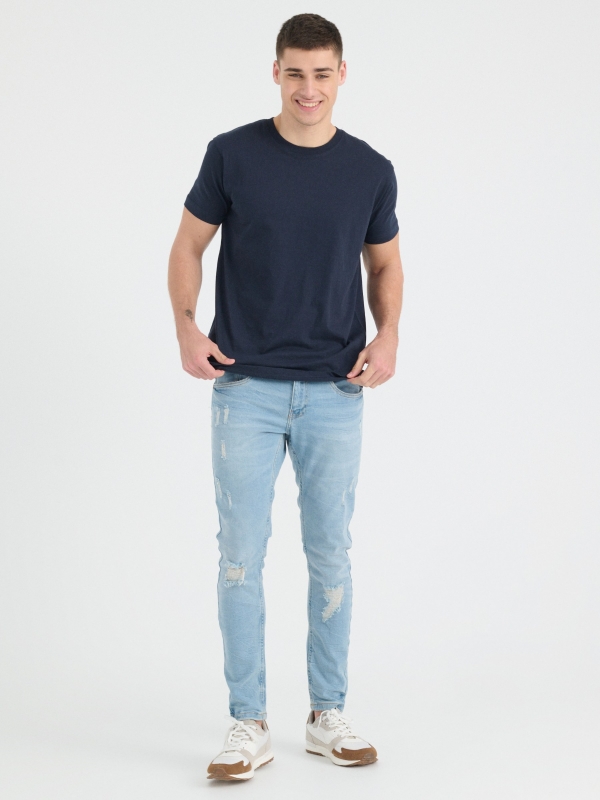 Jeans super slim lavado e rasgado azul claro vista geral frontal