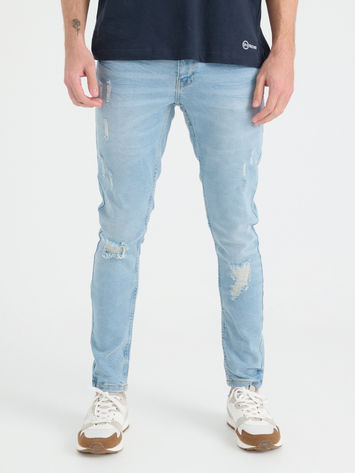 Jeans super slim lavado e rasgado azul claro vista meia frontal