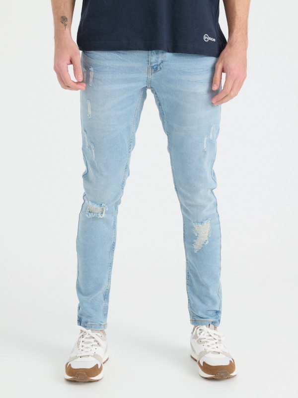 Jeans super slim lavado e rasgado azul claro vista meia frontal