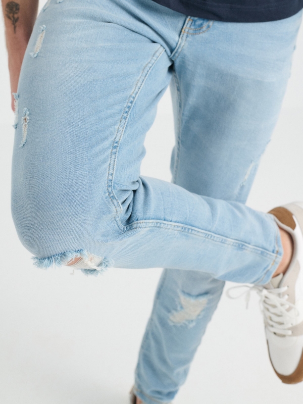 Jeans super slim lavado rotos azul claro vista detalle