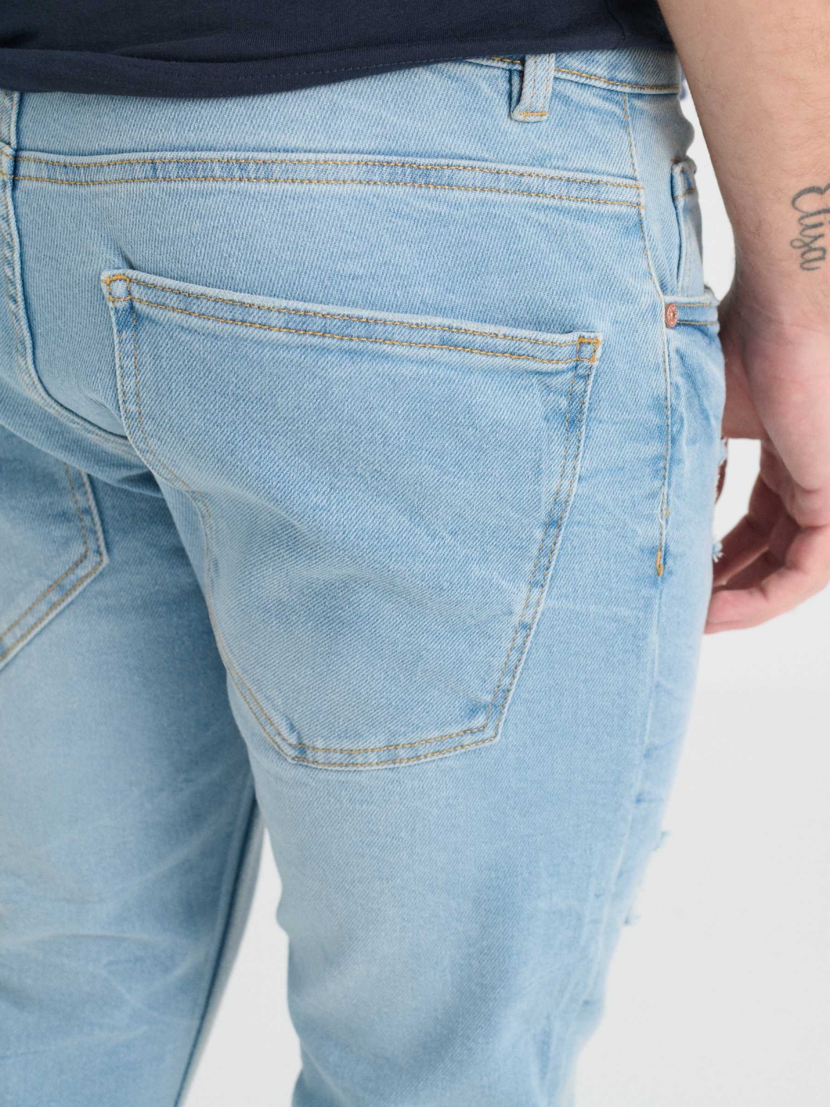 Jeans super slim lavado e rasgado azul claro vista detalhe
