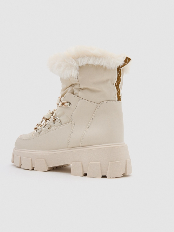 Snow boots with platform detail view