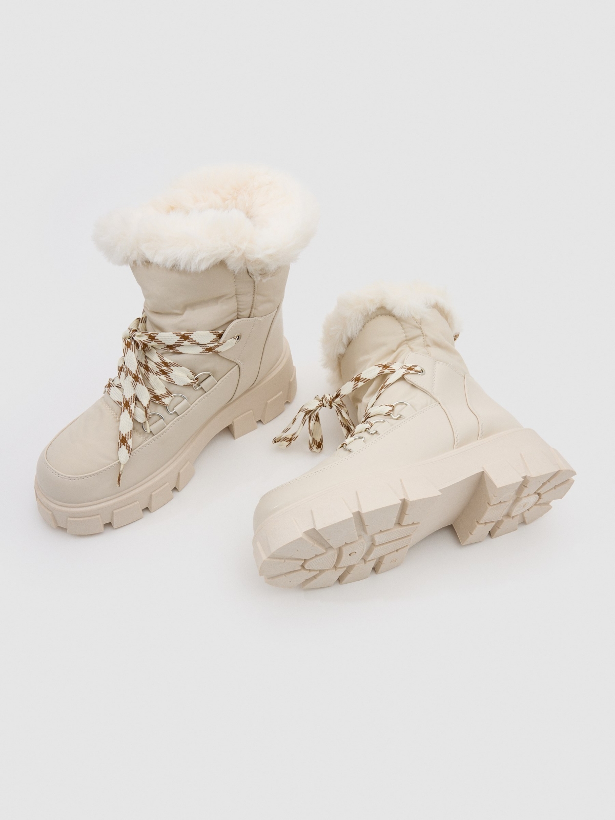 Snow boots with platform detail view