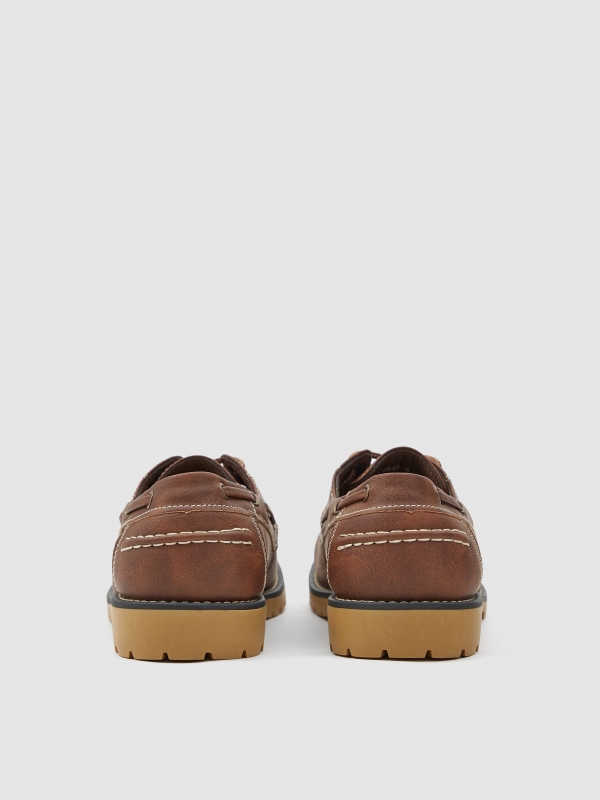 Sapato náutico efeito couro cor castanho marrom vista detalhe