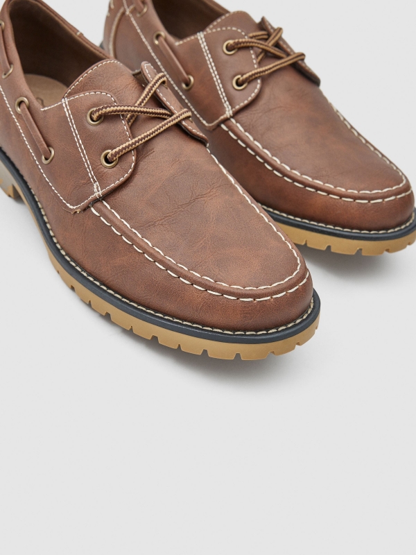 Sapato náutico efeito couro cor castanho marrom vista detalhe