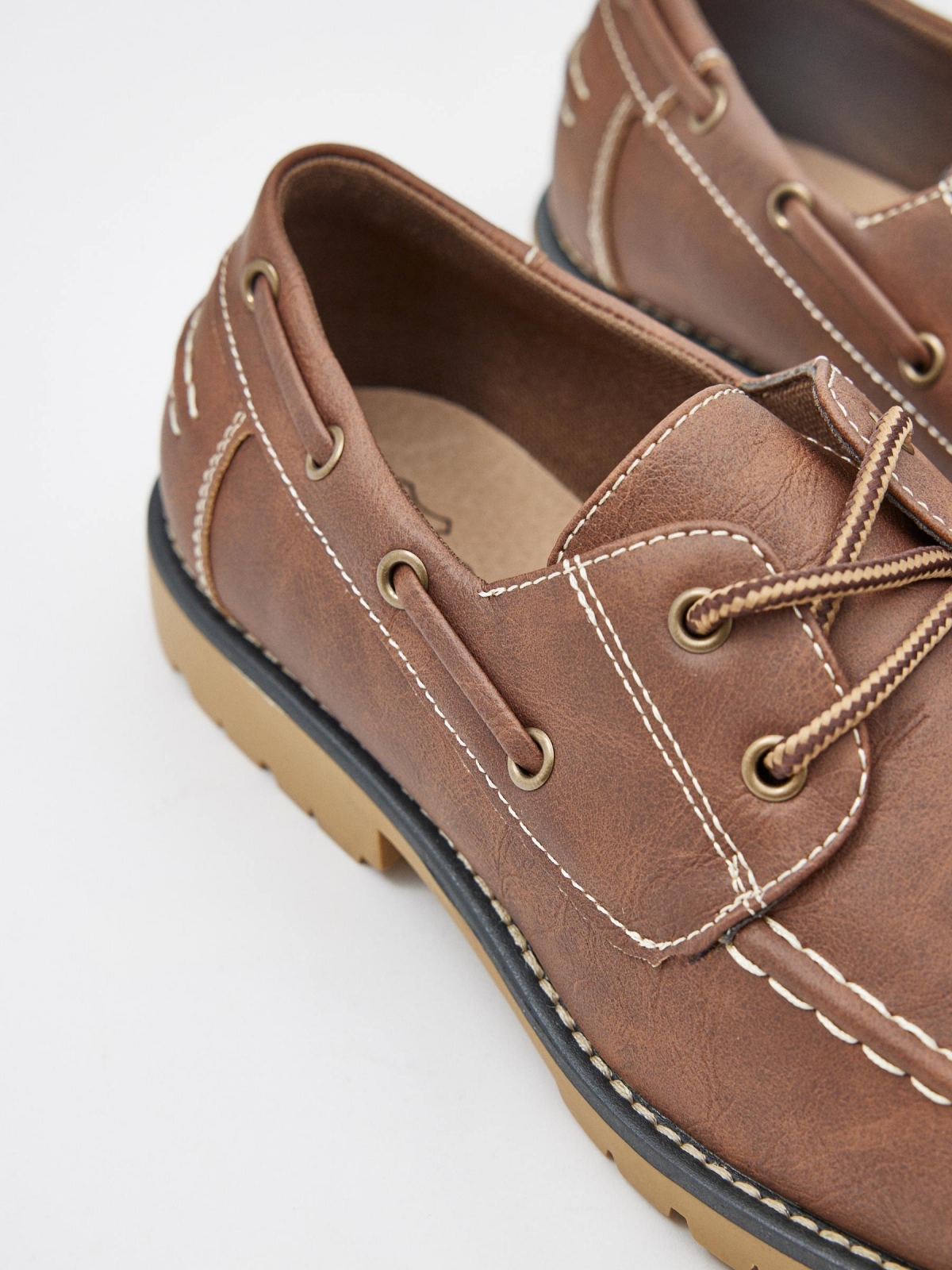 Zapato naútico efecto piel marrón marrón vista detalle