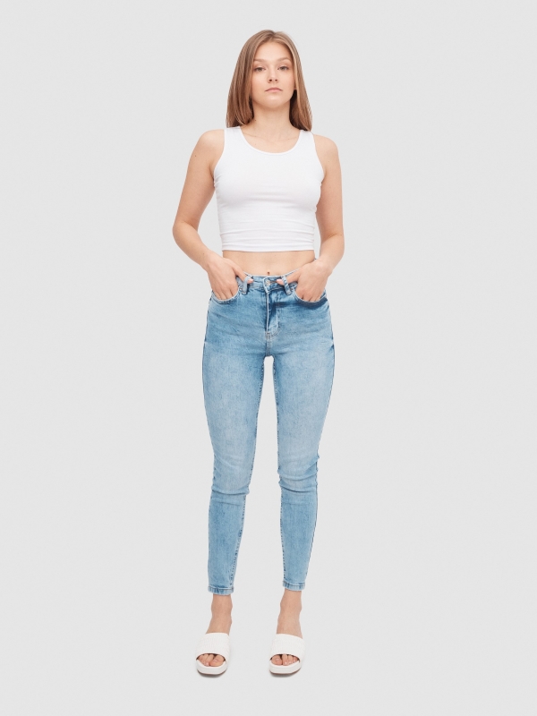 Jeans skinny de cintura média azul vista geral frontal
