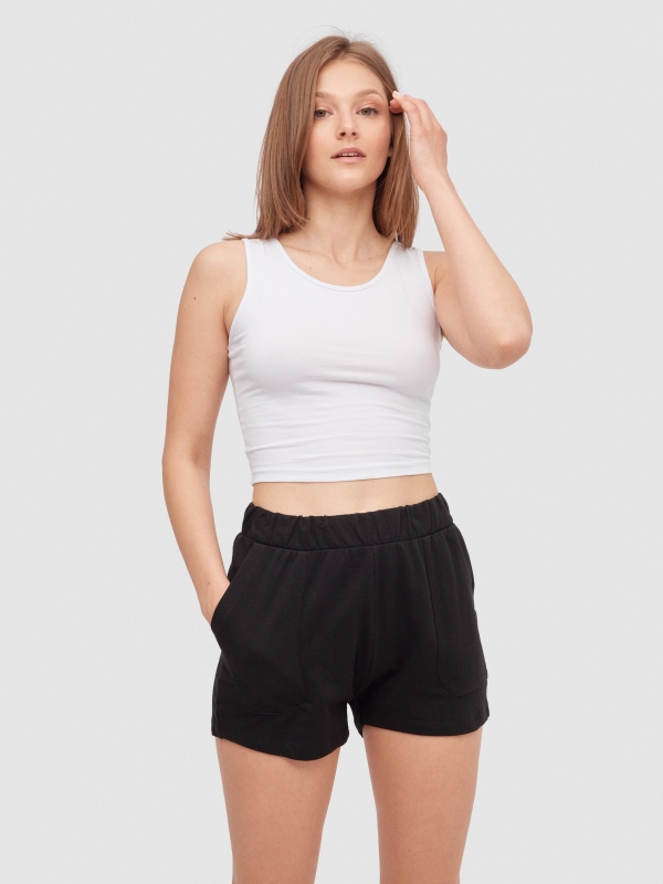 Shorts de cintura elástica com bolsos preto vista meia frontal