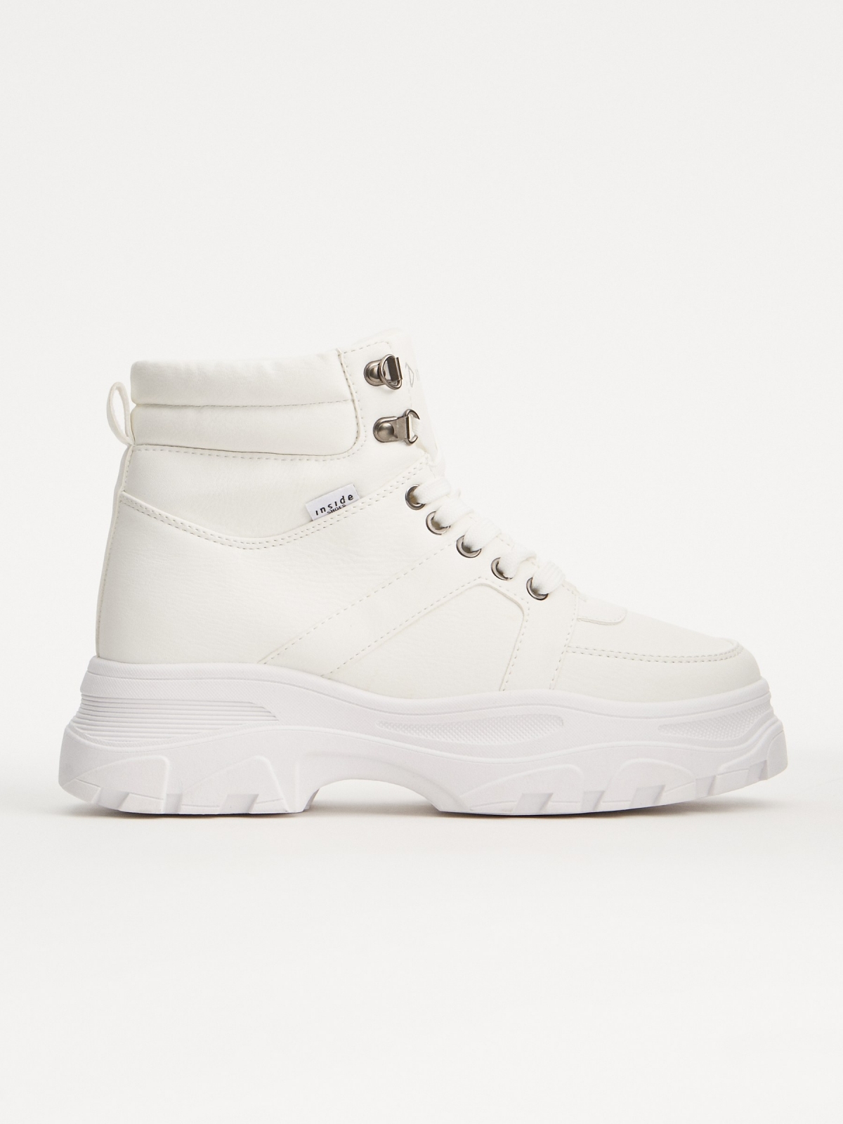 Boots with serrated platform white