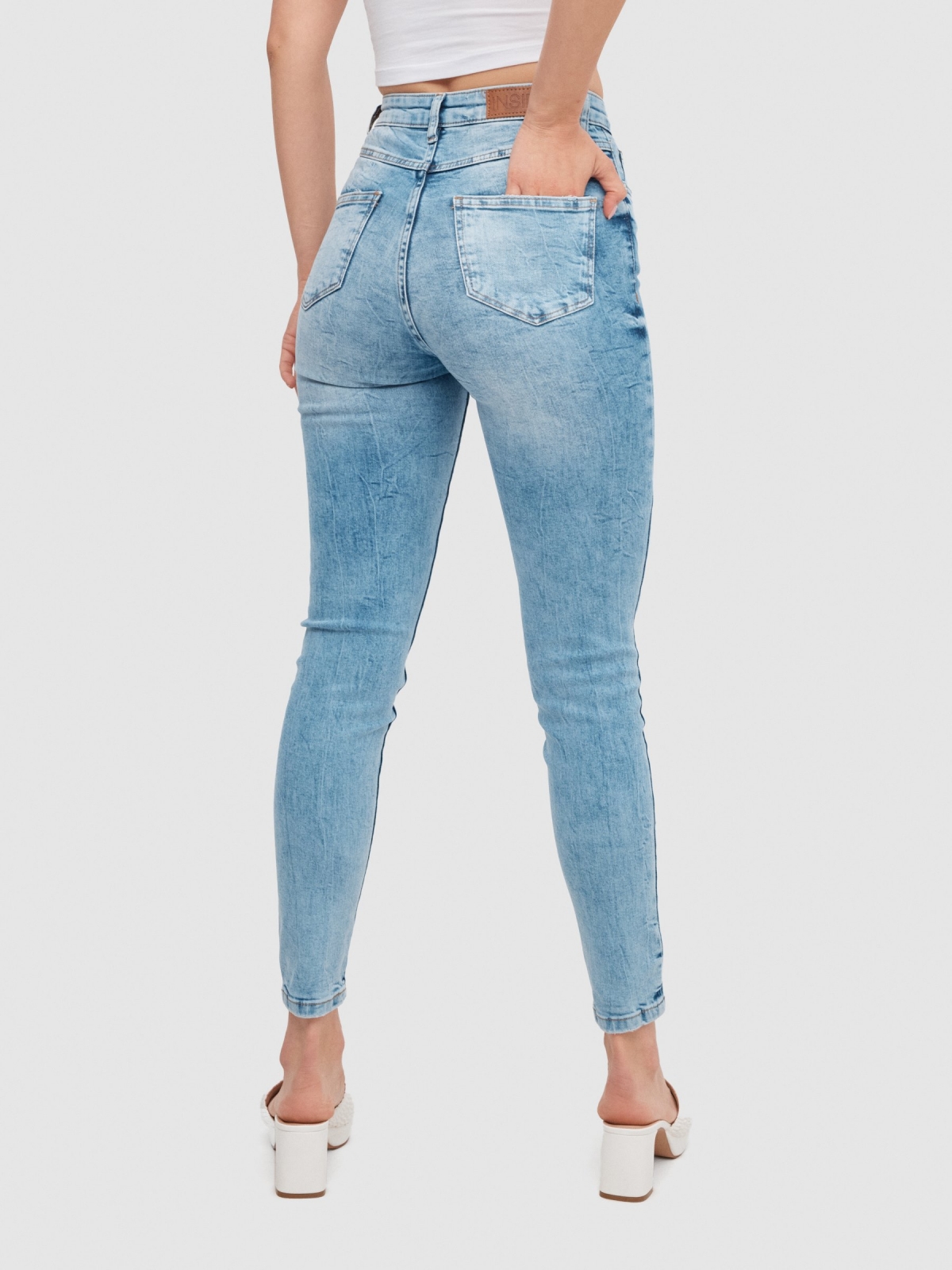Jeans skinny de cintura média azul vista meia traseira