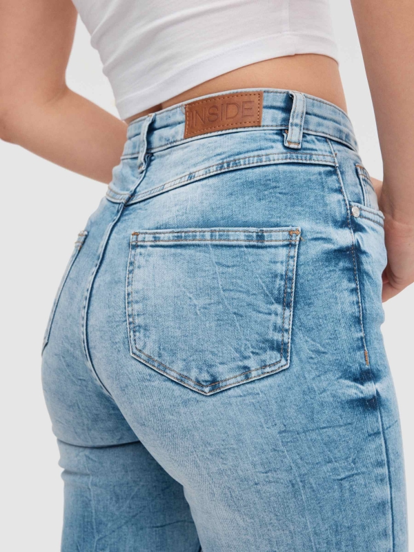 Jeans skinny de cintura média azul vista detalhe
