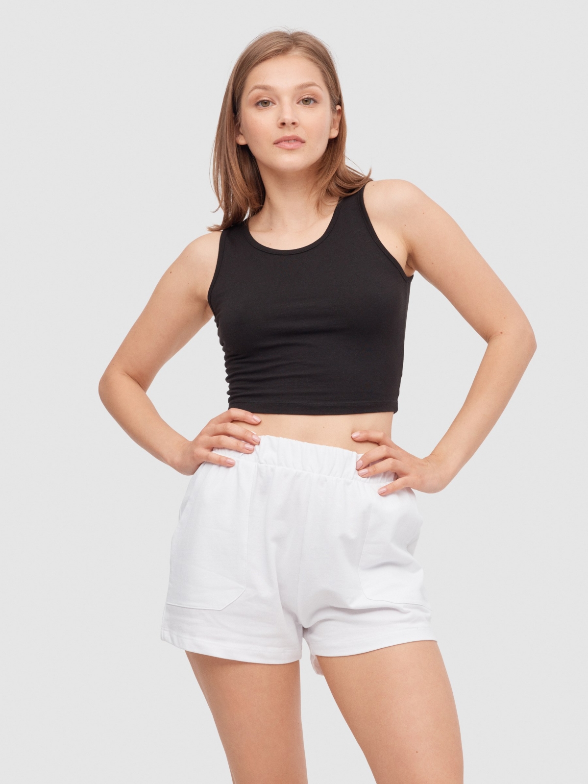 Elastic waist shorts with pockets white middle front view