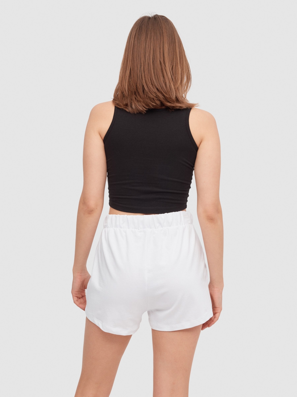 Shorts de cintura elástica com bolsos branco vista meia traseira