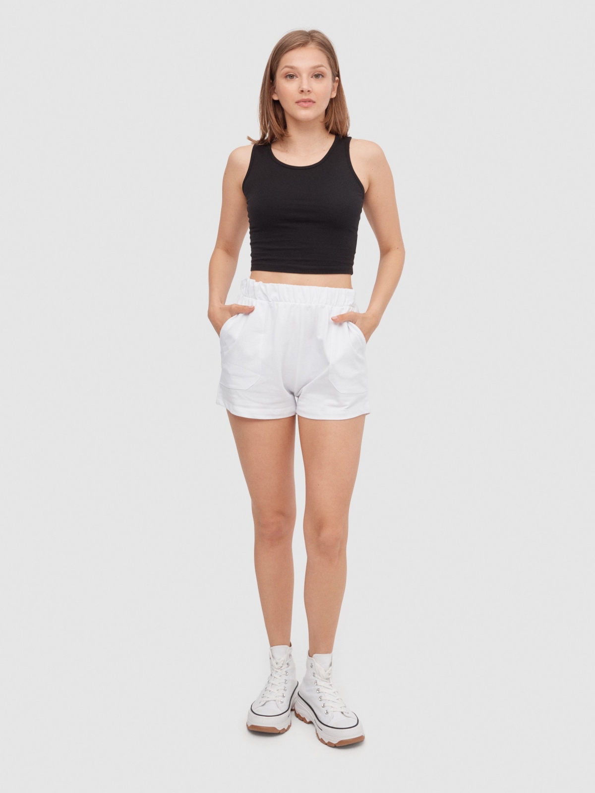 Shorts de cintura elástica com bolsos branco vista geral frontal