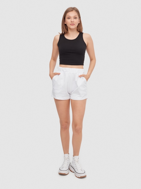 Shorts de cintura elástica com bolsos branco vista geral frontal