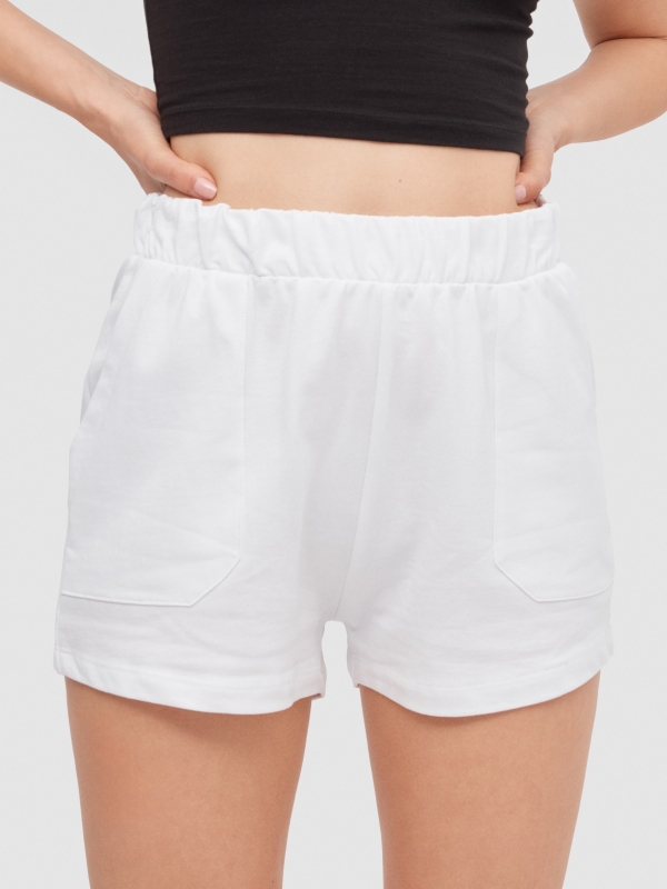 Shorts de cintura elástica com bolsos branco vista detalhe