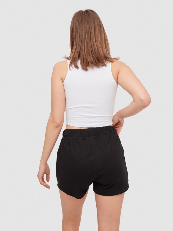 Shorts de cintura elástica com bolsos preto vista meia traseira