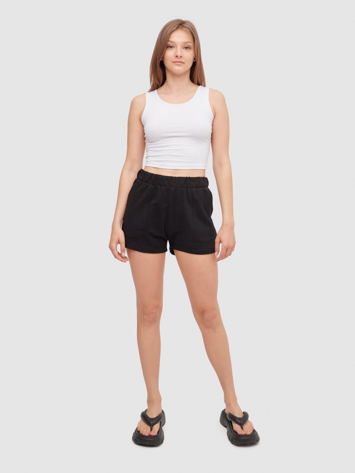 Shorts de cintura elástica com bolsos preto vista geral frontal