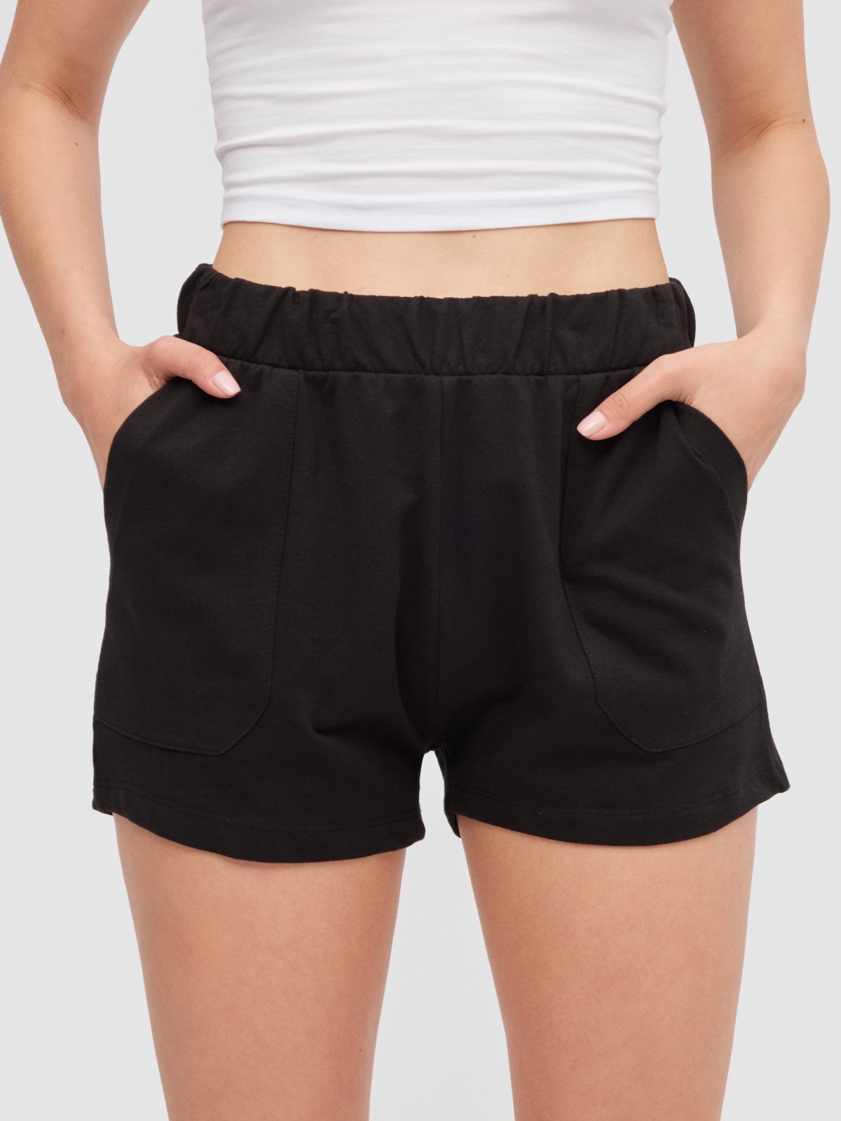 Shorts de cintura elástica com bolsos preto vista detalhe
