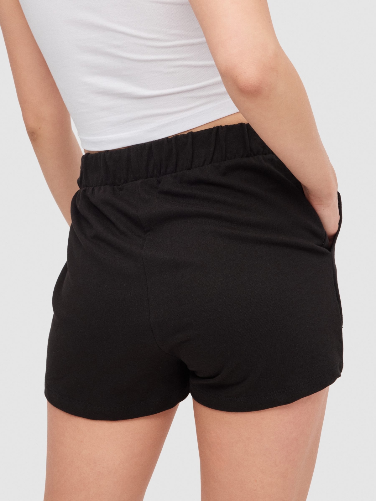 Short cintura elástica bolsillos negro vista detalle