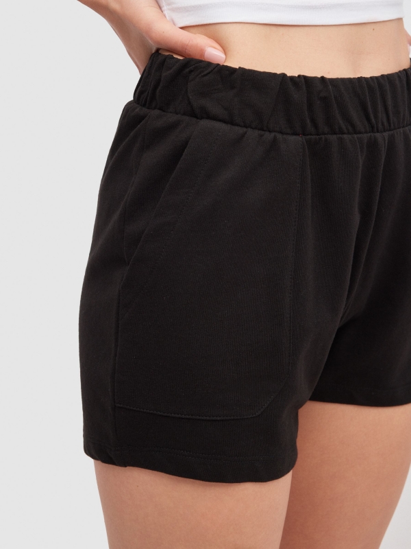 Shorts de cintura elástica com bolsos preto vista detalhe
