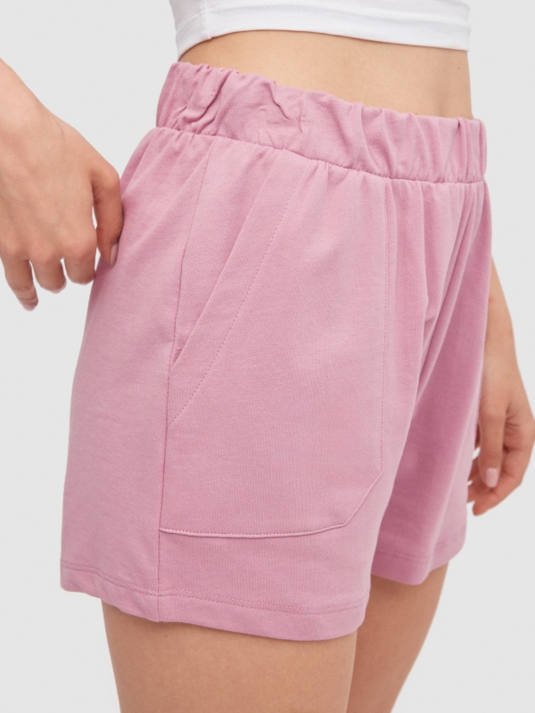 Elastic waist shorts with pockets mauve detail view