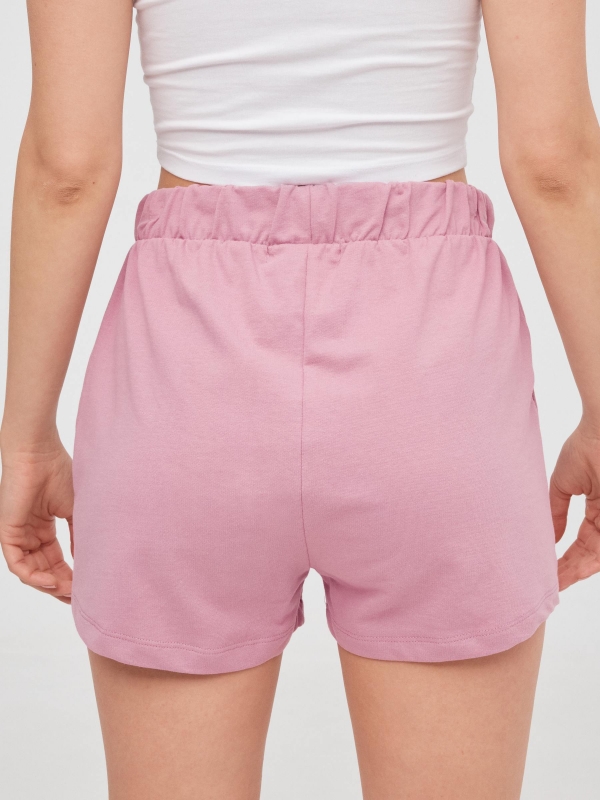 Shorts de cintura elástica com bolsos malva vista detalhe