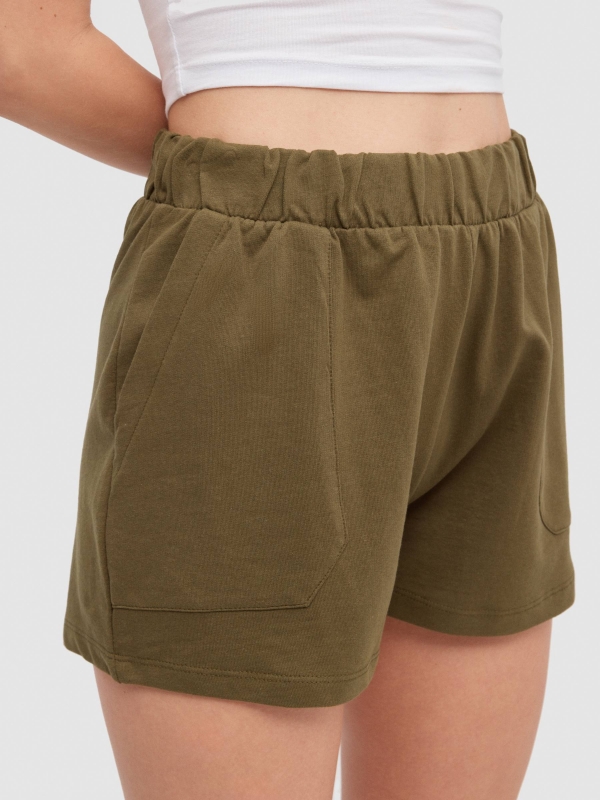 Shorts de cintura elástica com bolsos verde água vista detalhe