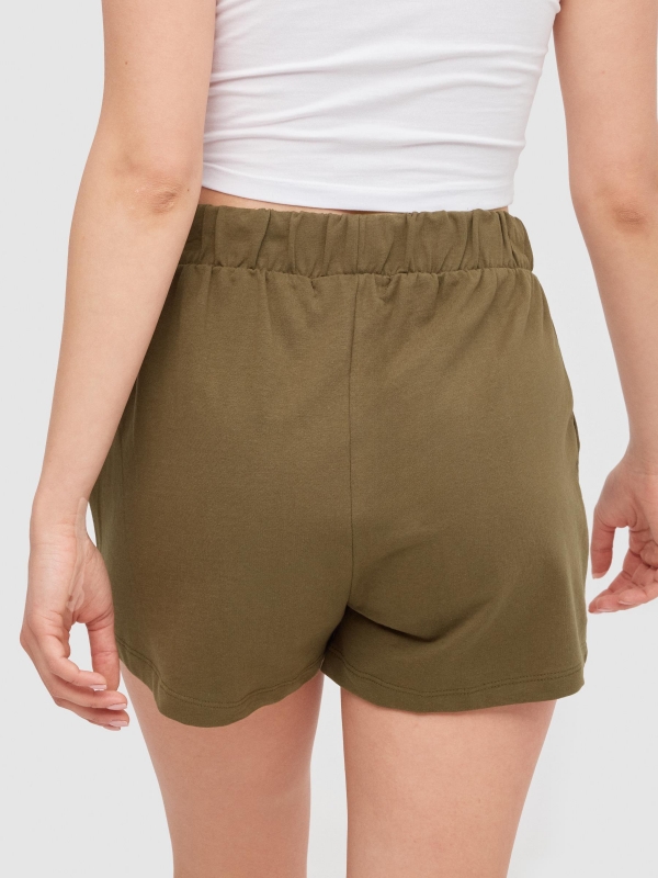 Shorts de cintura elástica com bolsos verde água vista detalhe