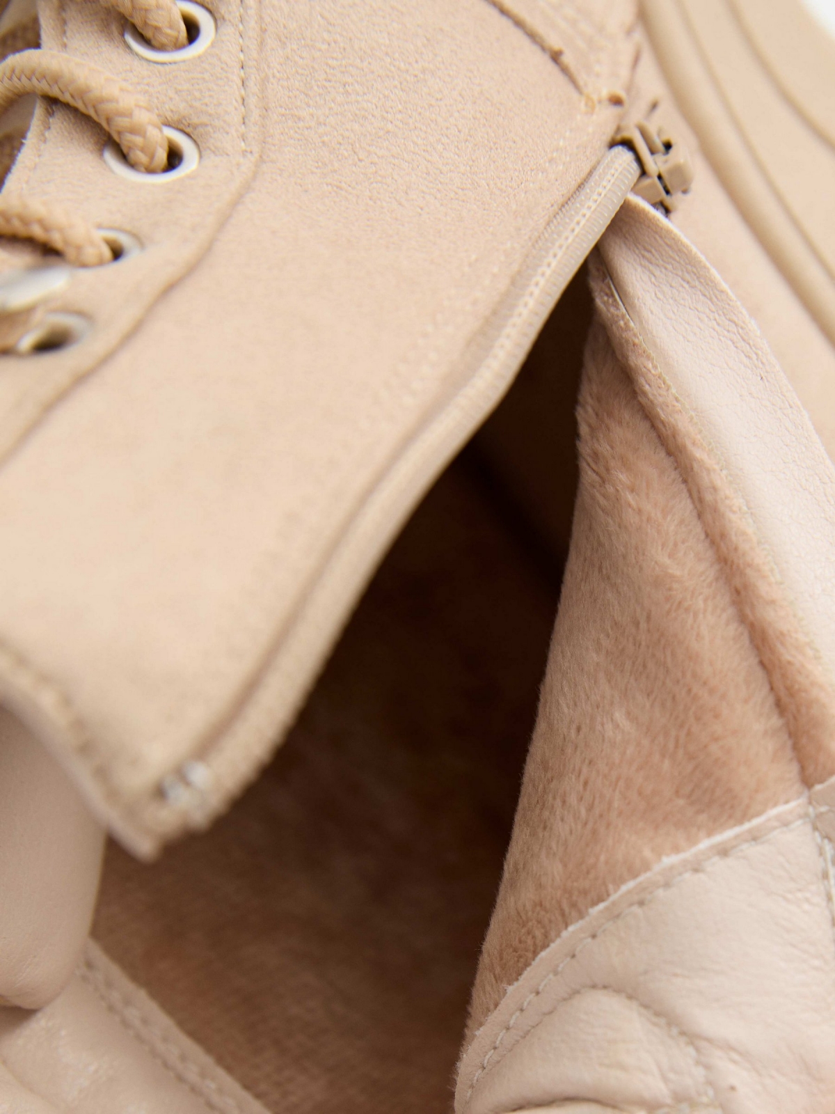 Botas de moda con plataforma beige vista detalle