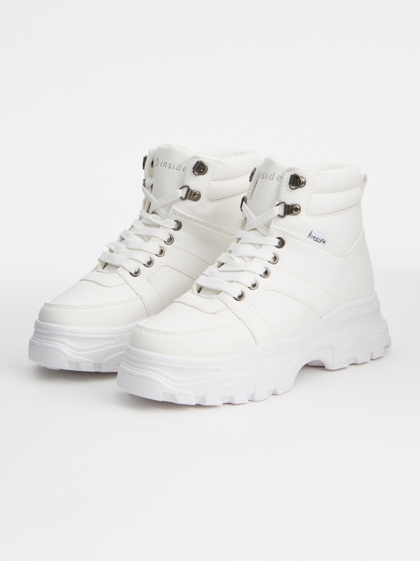 Boots with serrated platform white 45º front view