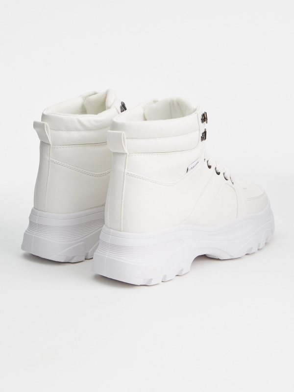 Boots with serrated platform white 45º back view