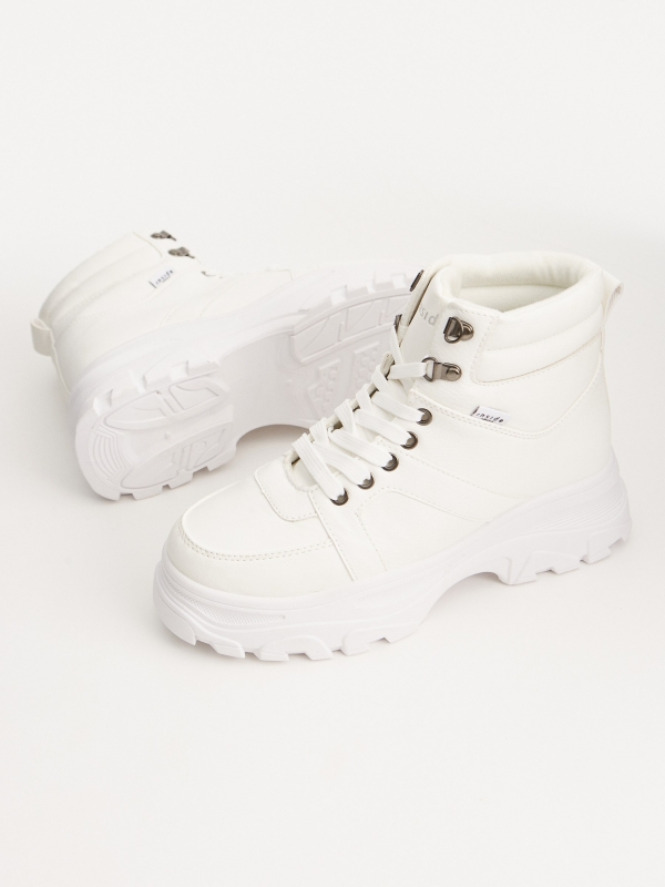 Botas com plataforma serrilhada branco vista detalhe