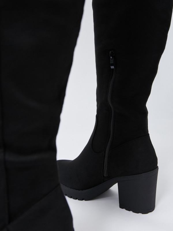 High boot with heel and platform black with a model