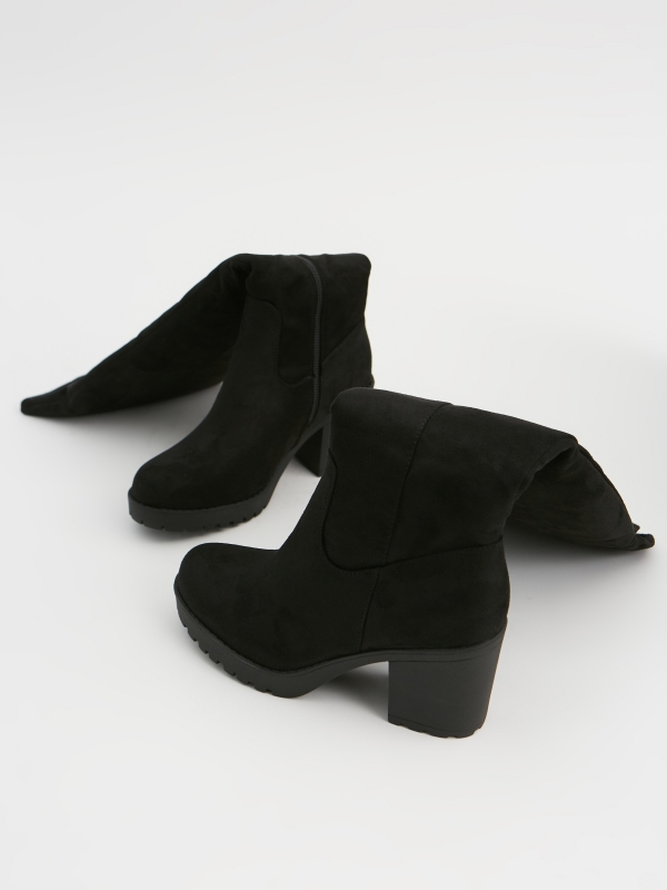 High boot with heel and platform black detail view