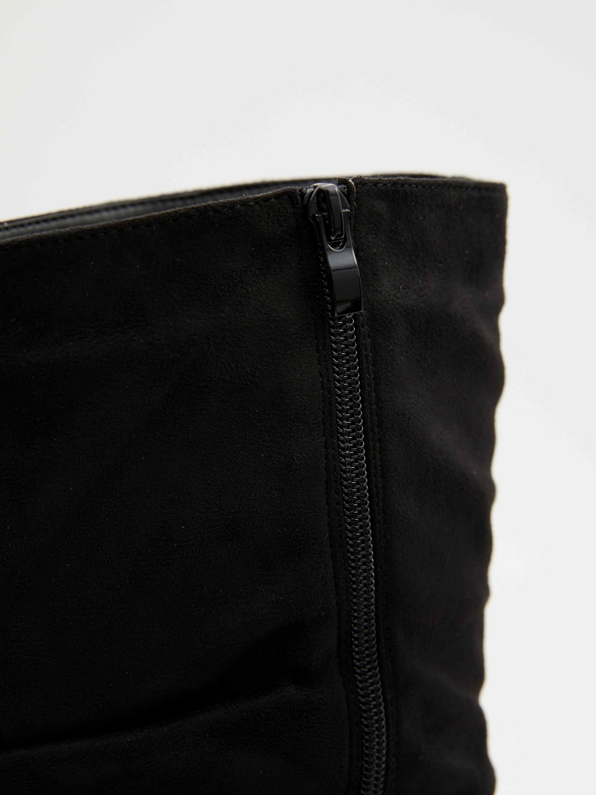 Botas altas básicas drapeadas negro vista detalle