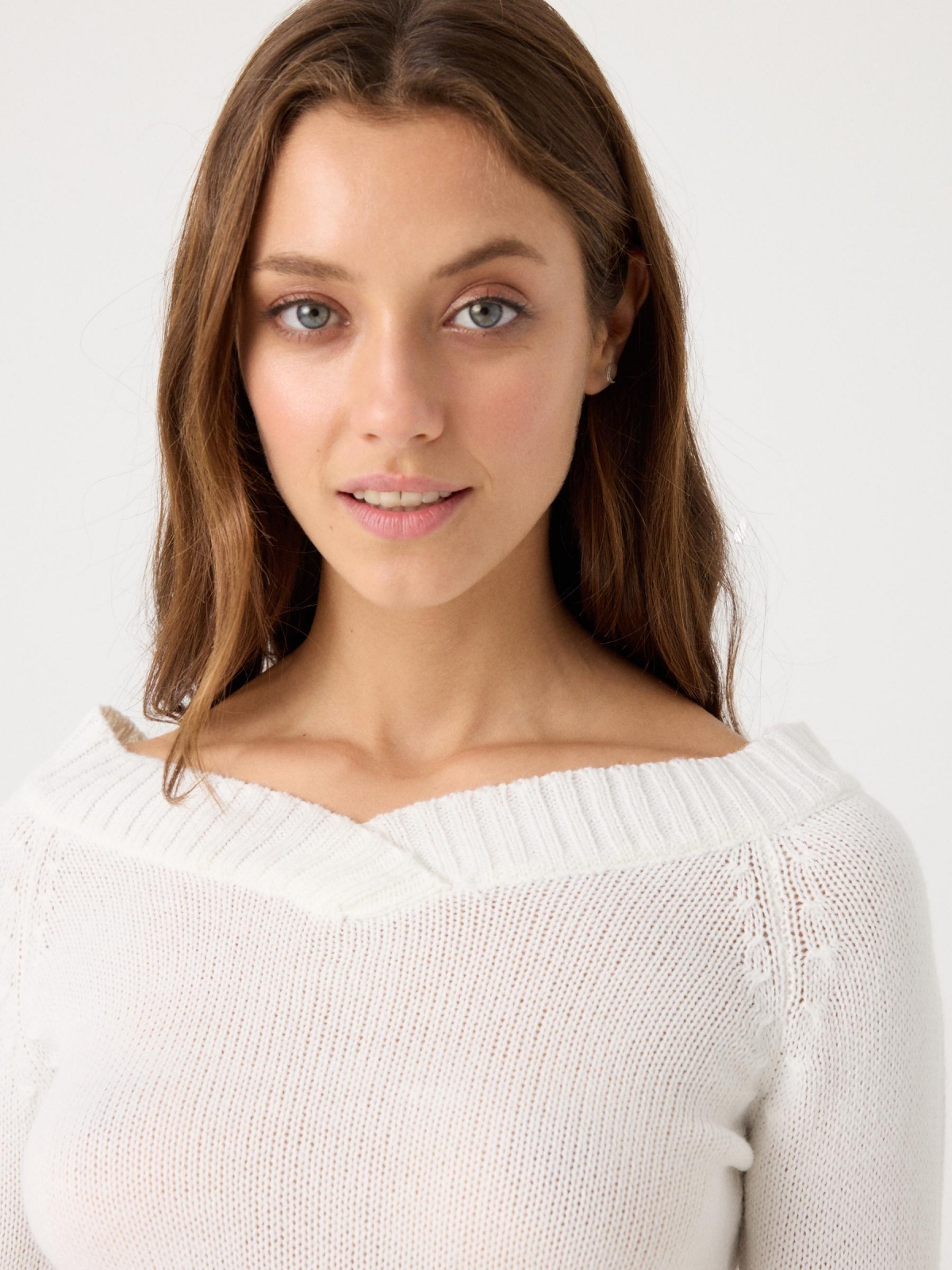 V-neck marbled sweater white detail view
