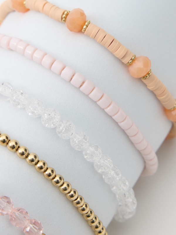 Set pulseiras rosa claro vista detalhe